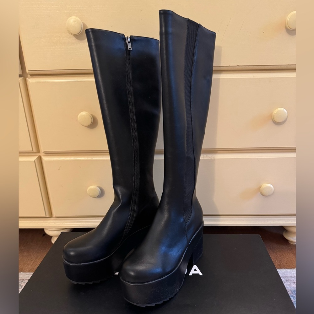 Lamoda Black Knee-High Women's Boots